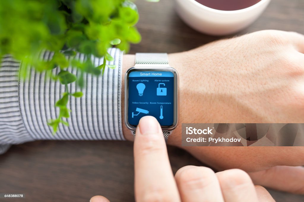 Mann Hände in Uhr mit Programm smart home auf dem Bildschirm - Lizenzfrei Smarthome Stock-Foto