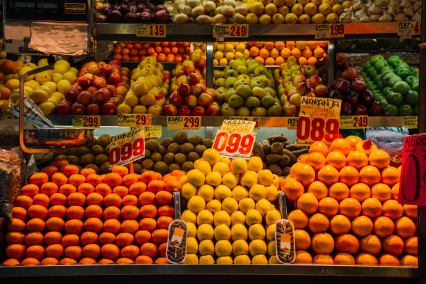 fruit et légume magasin - market stall spain fruit trading photos et images de collection