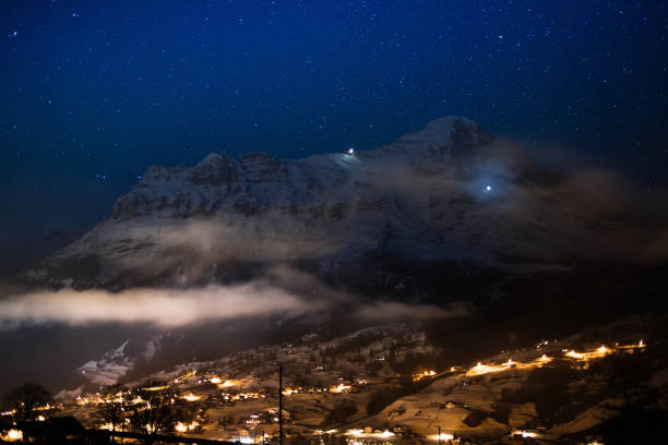 vista nocturna de eiger norte cara, de los alpes, suiza - north face eiger mountain fotografías e imágenes de stock