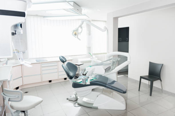 centro odontoiatrico - dentist office dentists chair dental equipment white foto e immagini stock
