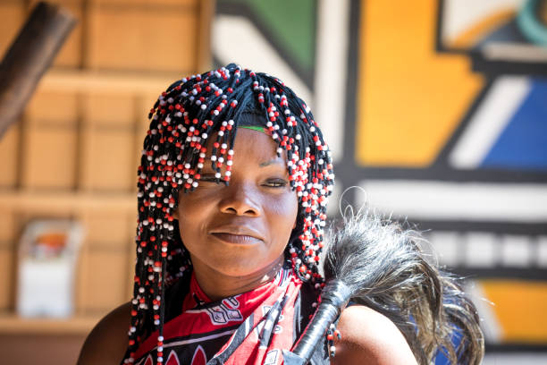 zulu mujer - south africa zulu bead african descent fotografías e imágenes de stock