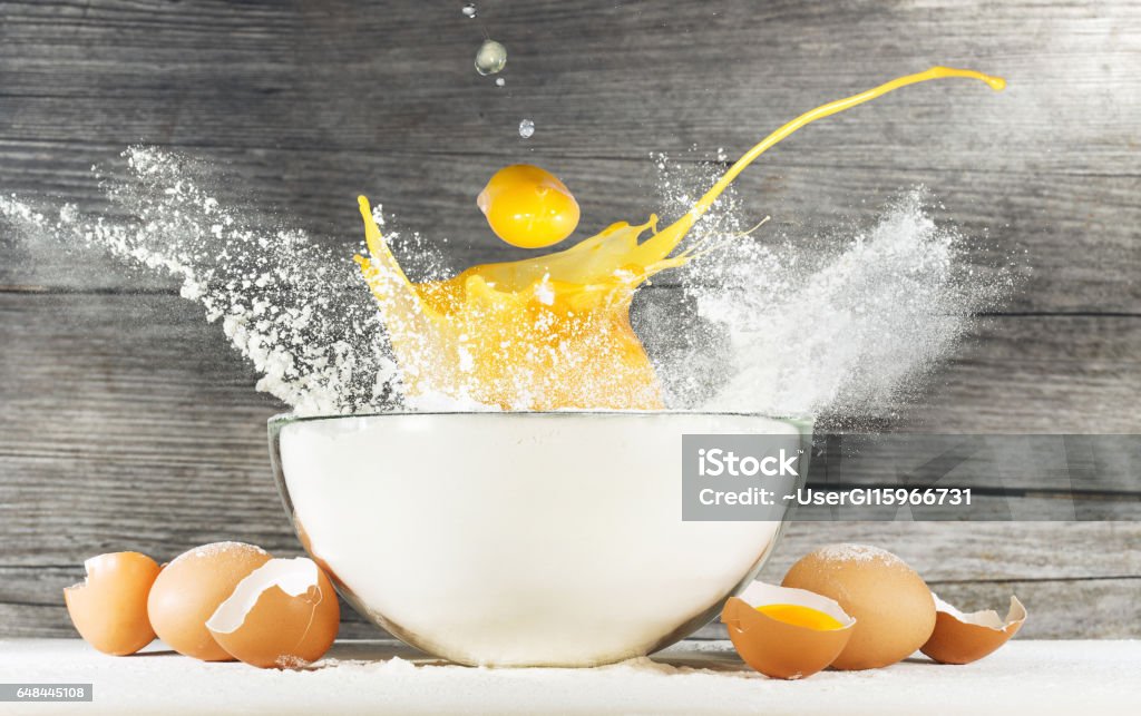 Eigelb in eine Schüssel mit Mehl zu fallen - Lizenzfrei Ei Stock-Foto