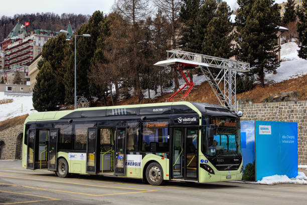 세인트 모리츠, 스위스에서 빠른 충전 시설에서 볼 보 7900 전기 하이브리드 버스 - siemens 뉴스 사진 이미지