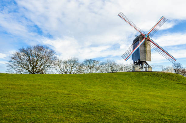 stary wiatrak w wpisanych na listę światowego dziedzictwa unesco mieście brugii, belgia - belgium bruges windmill europe zdjęcia i obrazy z banku zdjęć