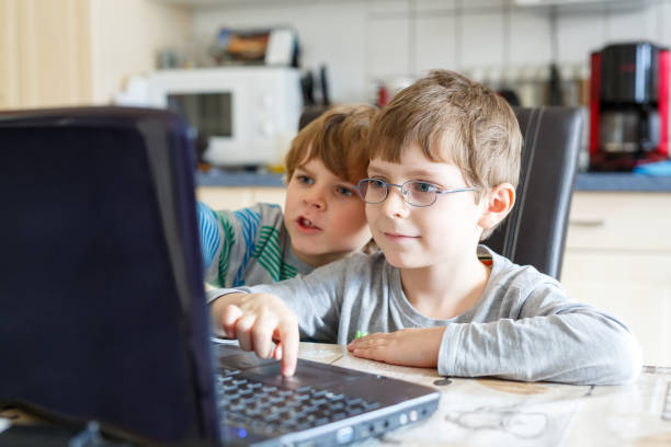 두 아이가 소년 온라인 게임과 컴퓨터에 인터넷에서 서핑 - sacrifice play 뉴스 사진 이미지