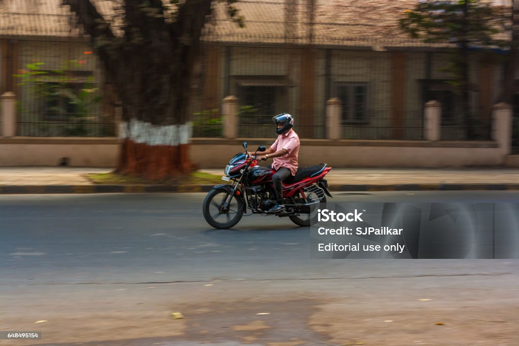 Hommes sur un vélo moteur - Photo de Moto libre de droits