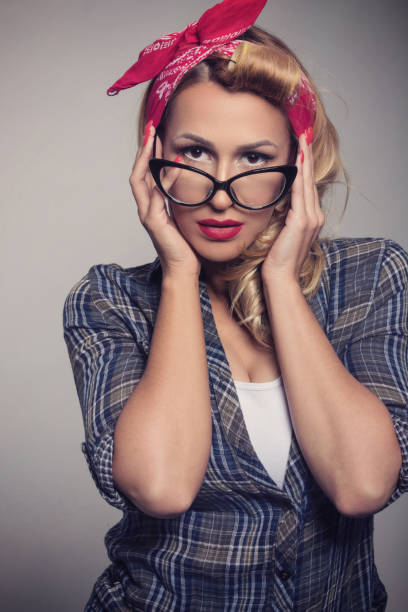 pin up блондинка девушка ретр�о стиль с солнцезащитными очками - sunglasses fashion pin up girl women стоковые фото и изображения