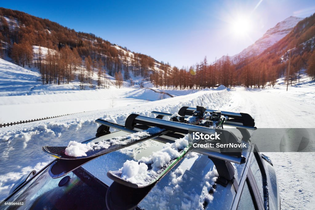 Esquís de nieve sujetadas en la baca del coche - Foto de stock de Coche libre de derechos