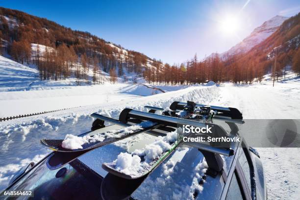 Esquís De Nieve Sujetadas En La Baca Del Coche Foto de stock y más banco de imágenes de Coche - Coche, Esquí - Deporte, Esquí - Artículo deportivo