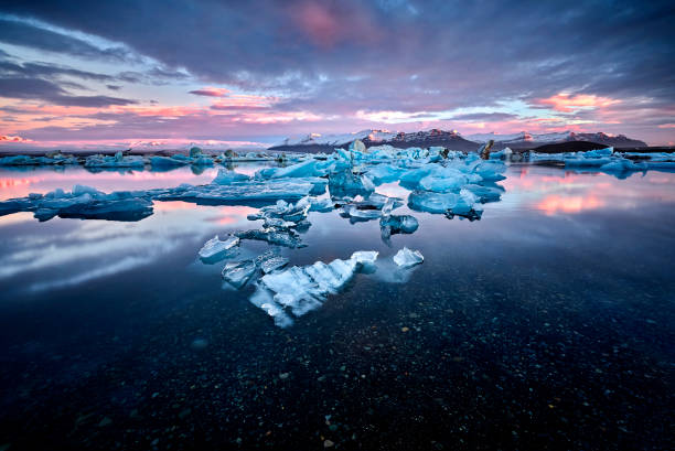 Beautiful cold landscape picture of icelandic glacier lagoon bay Iceland, Jokulsarlon lagoon, Beautiful cold landscape picture of icelandic glacier lagoon bay national wildlife reserve stock pictures, royalty-free photos & images