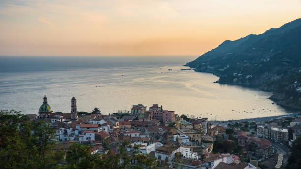 vista panoramica della città di vietri sul mare in italia - vietri sul mare foto e immagini stock