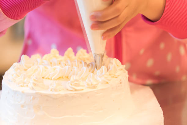 istock The girl who makes a cake 648581694