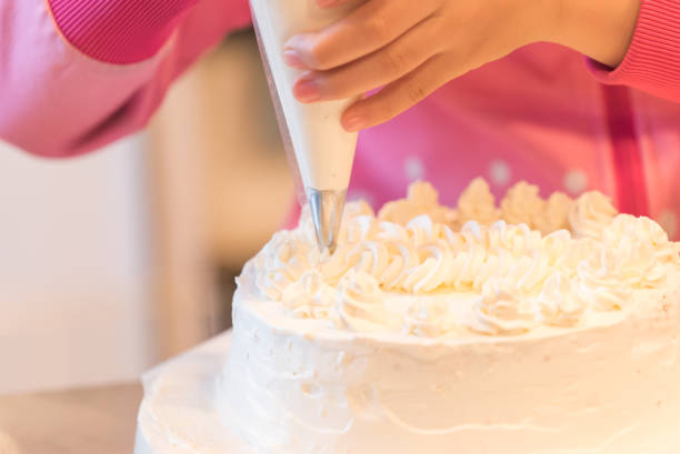 istock The girl who makes a cake 648581702