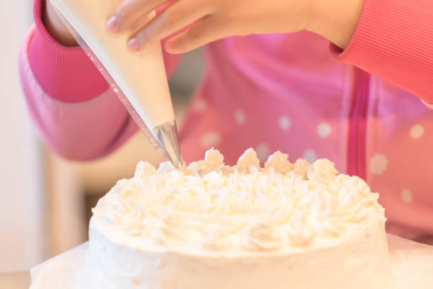 istock The girl who makes a cake 648581706