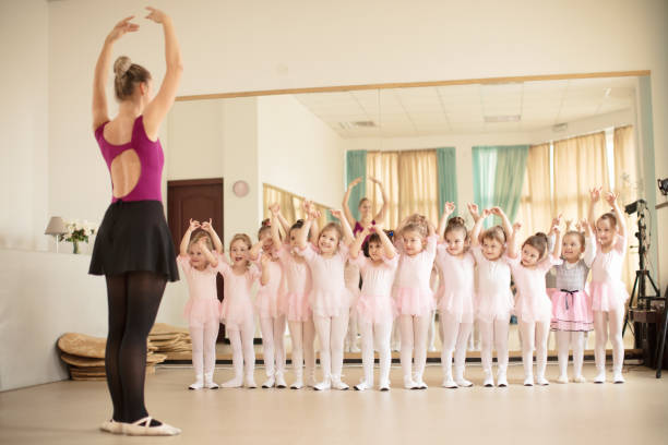 classe della scuola di balletto - scuola di danza classica foto e immagini stock