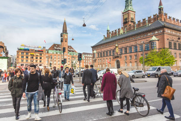 persone che attraversano la zebra a copenaghen - denmark traffic copenhagen danish culture foto e immagini stock