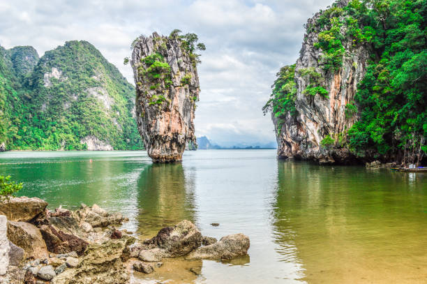 isla de james bond en koh phi phi, tailandia - phi phi islands fotografías e imágenes de stock