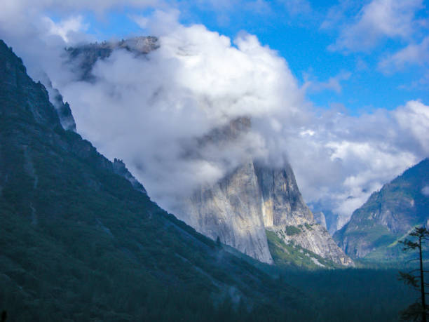 typowy widok na park narodowy yosemite. - mountain range landscape scenics autumn zdjęcia i obrazy z banku zdjęć