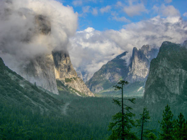 typowy widok na park narodowy yosemite. - mountain range landscape scenics autumn zdjęcia i obrazy z banku zdjęć