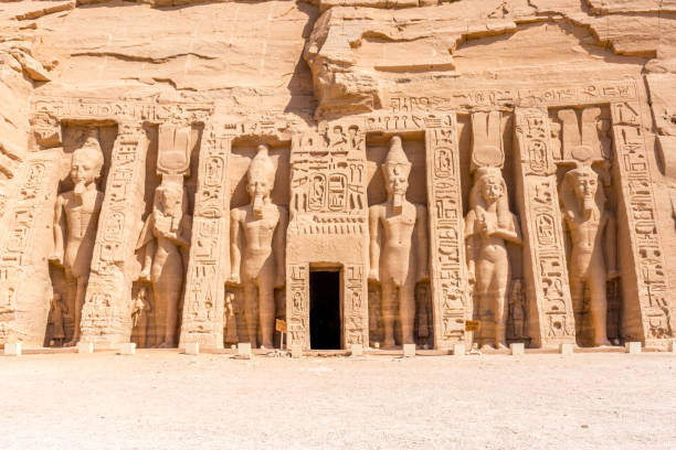 abu simbel kleiner tempel - templo de nefertari fotografías e imágenes de stock