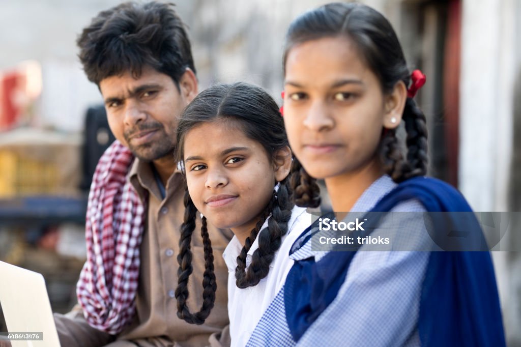 Iskoláslányok apával - Jogdíjmentes 6-7 éves témájú stock fotó Iskoláslányok apával - Jogdíjmentes 6-7 éves témájú stock fotó