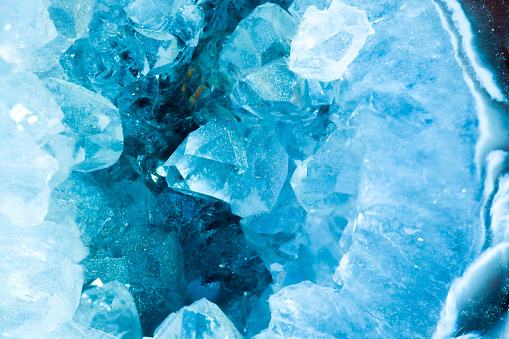sección transversal corte macro de detalle de geoda de color aguamarina. Piedras preciosas de hermosos cristales naturales. Extremo cerca a macro tiro. photo