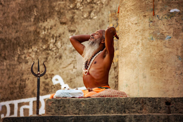 sadhu, varanasi, indien. - indian culture guru sadhu hinduism stock-fotos und bilder