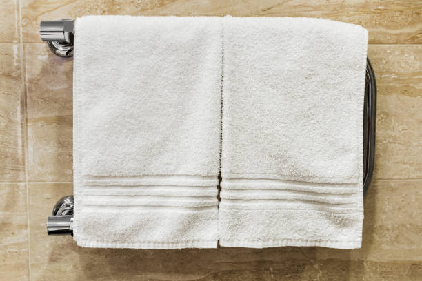 asciugamani puliti asciugatura sul riscaldato - towel hanging bathroom railing foto e immagini stock