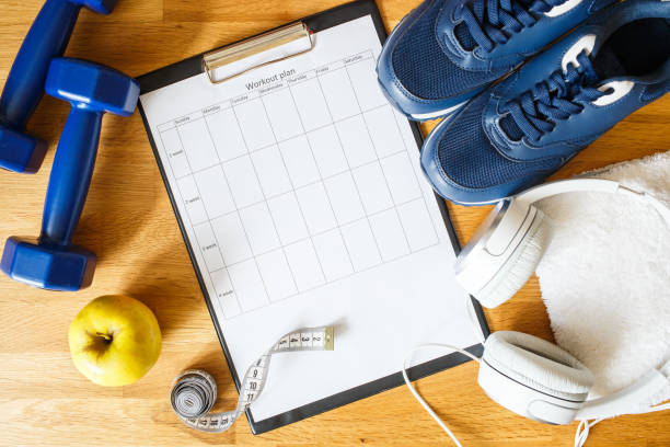 personal workout plan with sneakers and dumbbells - to do list audio imagens e fotografias de stock