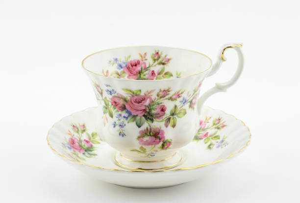 leeren sie antike tasse und untertasse mit rosen dekoration isoliert auf weiss - englischer tee - old fashioned tea cup victorian style beauty stock-fotos und bilder