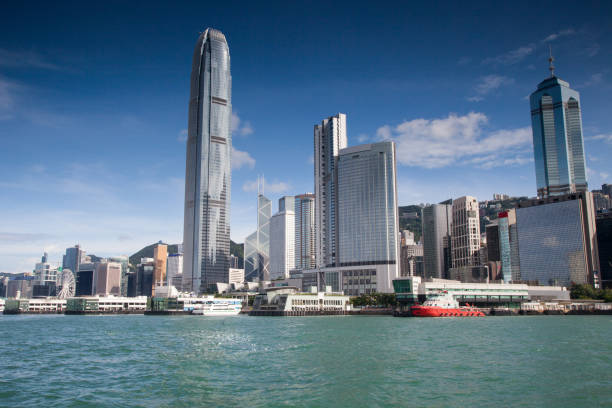 centre d'affaires à hong kong avec un ciel bleu clair - clear sky hong kong island hong kong china photos et images de collection