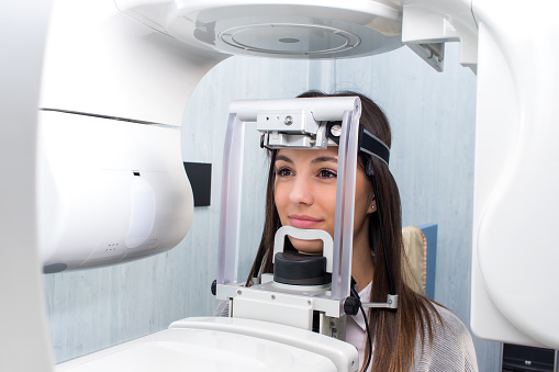 Chica tomando radiografía dental panorámica 3D digital. photo