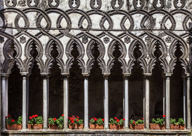 słynne kolumny klasztorne villa rufolo, ravello, wybrzeże amalfi, włochy - villa italian culture facade ornamental garden zdjęcia i obrazy z banku zdjęć