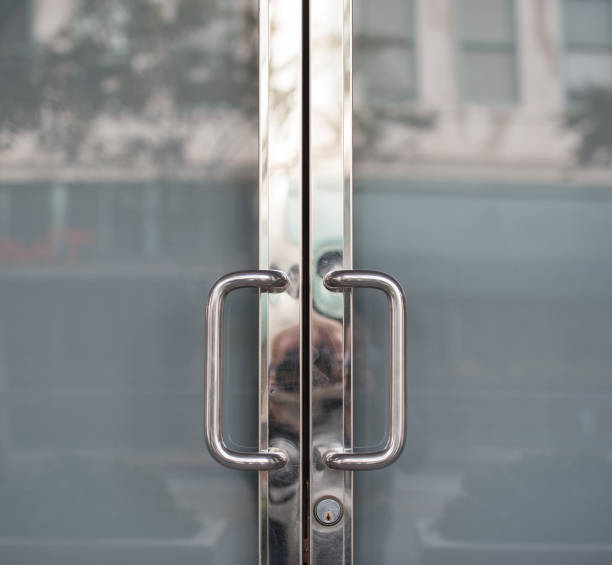 vidrio, metal y puertas cerradas - barred windows fotografías e imágenes de stock