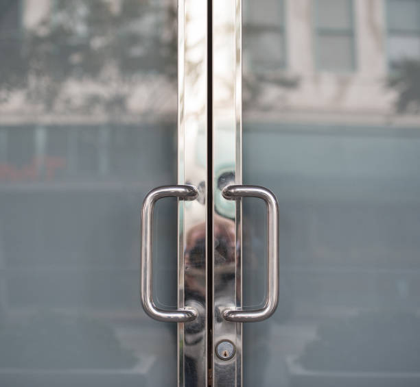 drzwi zamknięte, metalowe i szklane - barred windows zdjęcia i obrazy z banku zdjęć