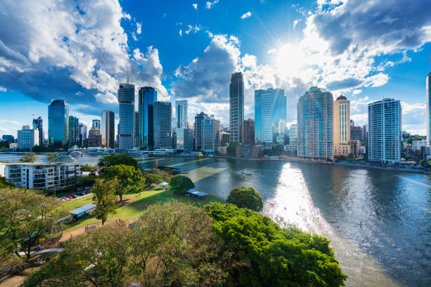 edificios de la ciudad de brisbane - brisbane fotografías e imágenes de stock