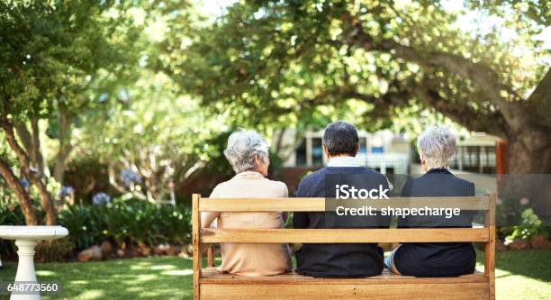 Photo libre de droit de Paix Et Tout À Fait Dans Les Jardins banque d'images et plus d'images libres de droit de Troisième âge - Troisième âge, Communauté de retraités, Centre gériatrique