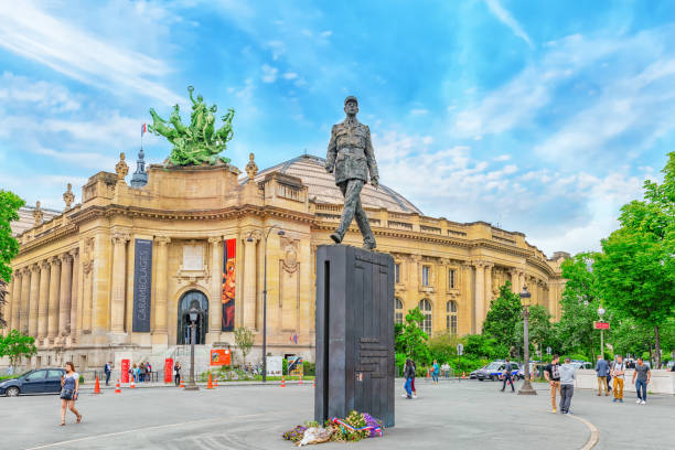 статуя генерала де голля на площади с людьми, возле гран-пале в париже, франция. - elysee palace стоковые фото и изображения