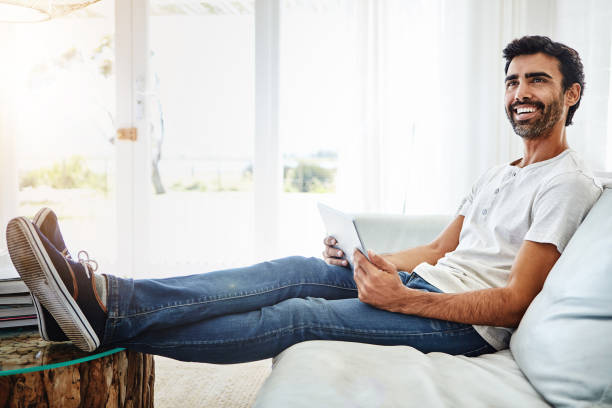 istock Streaming episodes of a cool new series 648781256