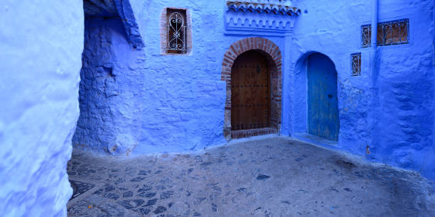 piccole strade blu della città blu in marocco - gate handle door traditional culture foto e immagini stock