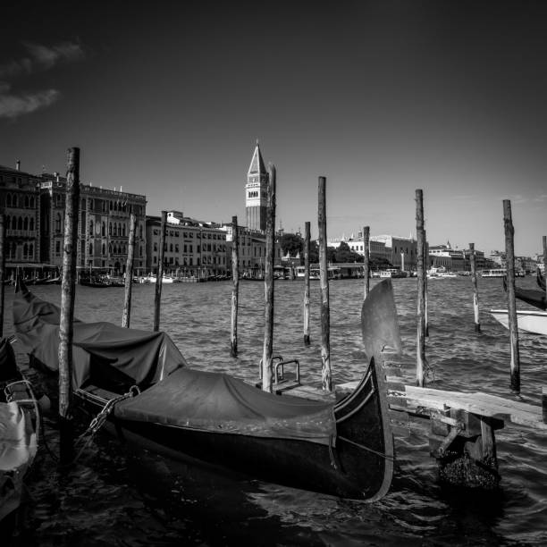 gondole w wenecji - gondola venice italy romance venetian hotel zdjęcia i obrazy z banku zdjęć