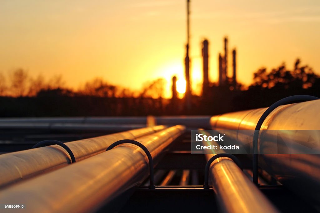 raffinerie de pétrole brut pendant le coucher du soleil avec pipeline conection - Photo de Pipeline libre de droits