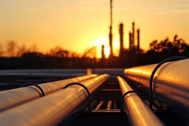 rafinerii ropy naftowej podczas zachodu słońca z rurociągiem conection - construction engine equipment factory zdjęcia i obrazy z banku zdjęć