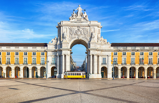Praca do Comercio con tranvía amarillo, Lisboa, Portugal photo