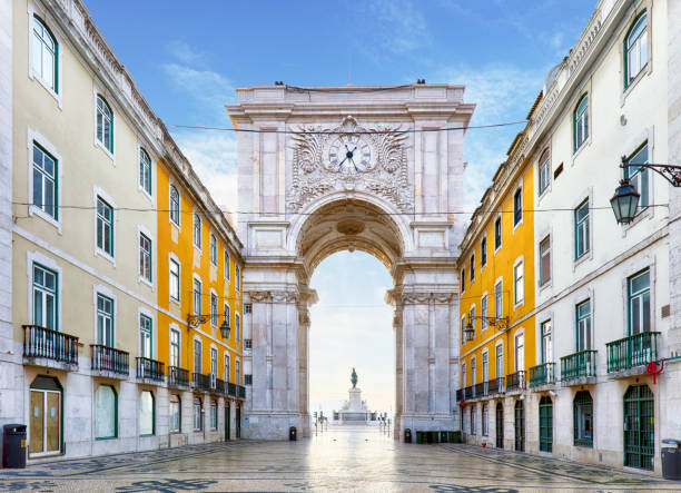 famoso arco alla praca do comercio, lisbona, portogallo - città di lisbona foto e immagini stock