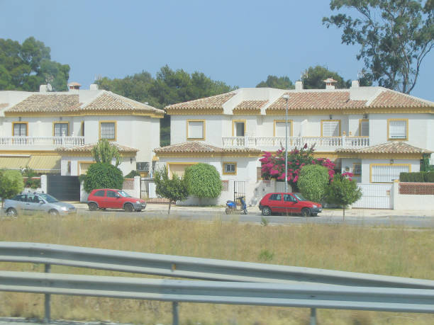 costa del sol, hiszpania – 11 lipca 2006: domy w kosta del sol, hiszpania. - spain architecture landscape non urban scene zdjęcia i obrazy z banku zdjęć