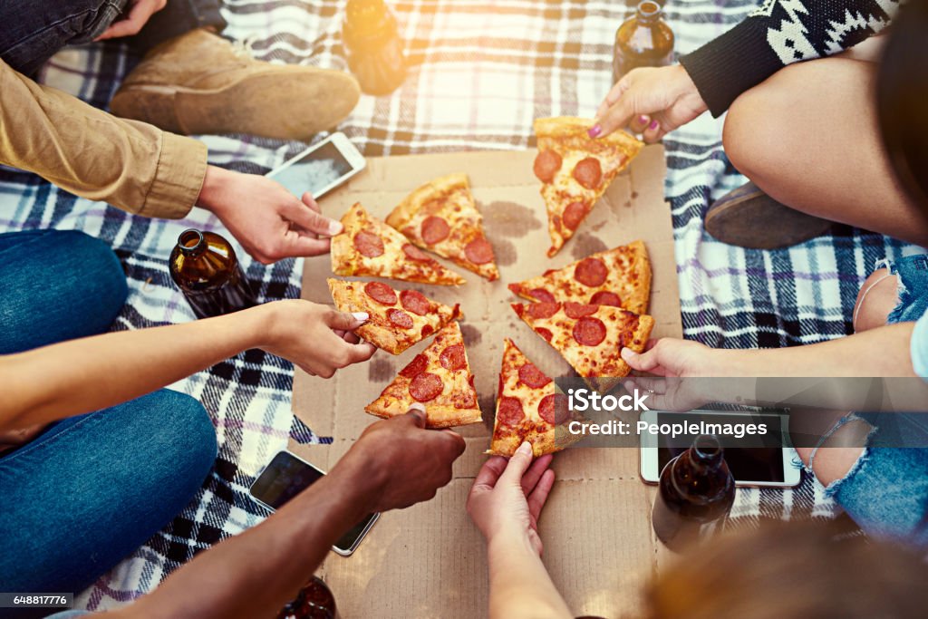 Versammeln Sie sich um ein Stück der besten - Lizenzfrei Pizza Stock-Foto