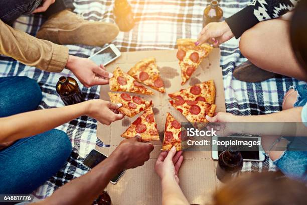Versammeln Sie Sich Um Ein Stück Der Besten Stockfoto und mehr Bilder von Pizza - Pizza, Essen - Mund benutzen, Parkanlage