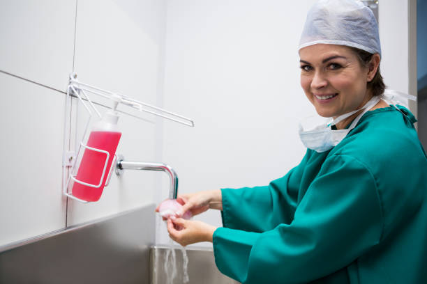 istock Female surgeon washing human oragan after surgery 648863760