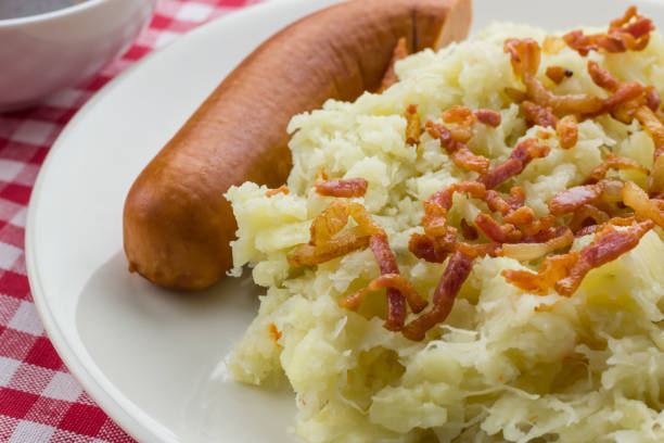 plato típico holandés zuurkool con chucrut, panceta y chorizo ahumado sobre un mantel rojo y blanco tradicional - sauerkraut cabbage vegetable white cabbage fotografías e imágenes de stock